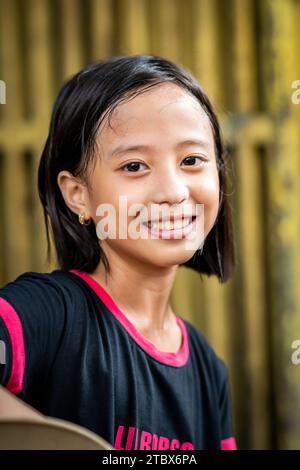 Une jolie jeune fille philippine pose pour la caméra à Ermita, Manille, aux Philippines. Banque D'Images