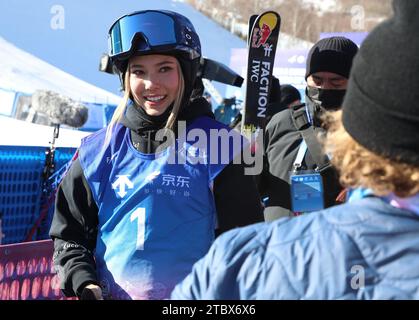 Zhangjiakou, province chinoise du Hebei. 7 décembre 2023. Gu Lailing of China réagit après la finale de demi-lune féminine à la coupe du monde FIS Freeski à Zhangjiakou, dans la province du Hebei, dans le nord de la Chine, le 7 décembre 2023. Crédit : Yang Shiyao/Xinhua/Alamy Live News Banque D'Images