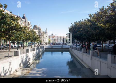A Porto, Portugal, le 08 - 29 - 23 - la fontaine en face du bâtiment monumental de l'hôtel de ville, Camara municipal Banque D'Images