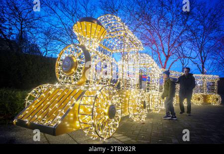 Vancouver, Canada. 8 décembre 2023. Les gens regardent une installation lumineuse à la foire d'hiver PNE à l'exposition nationale du Pacifique à Vancouver, Colombie-Britannique, Canada, le 8 décembre 2023. Crédit : Liang Sen/Xinhua/Alamy Live News Banque D'Images