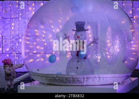 Vancouver, Canada. 8 décembre 2023. Un enfant est attiré par une installation de bonhomme de neige à la foire d'hiver PNE à l'exposition nationale du Pacifique à Vancouver, Colombie-Britannique, Canada, le 8 décembre 2023. Crédit : Liang Sen/Xinhua/Alamy Live News Banque D'Images