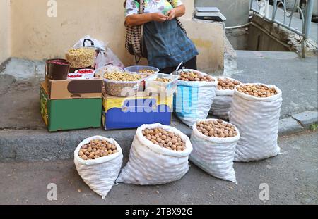 Stall of Raw Walnut's Kernels à vendre à Erevan, Arménie Banque D'Images