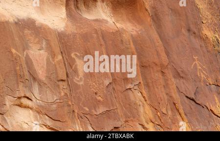 anciens pétroglyphes humanoïdes indigènes américains du canyon three fingers à san rafael swell, fremont et barrier canyon périodes, près de green river, utah Banque D'Images