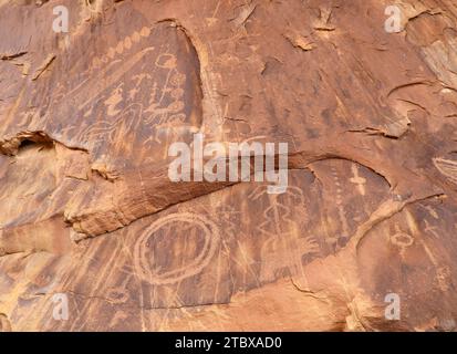 un panneau d'anciens pétroglyphes amérindiens dans le canyon three fingers dans la houle de san rafael près de green river, utah Banque D'Images