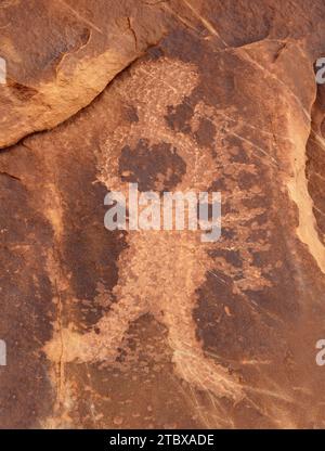 pétroglyphe amérindien représentant un joueur de flûte kokopelli dans le canyon three fingers dans la houle de san rafael près de green river, utah Banque D'Images