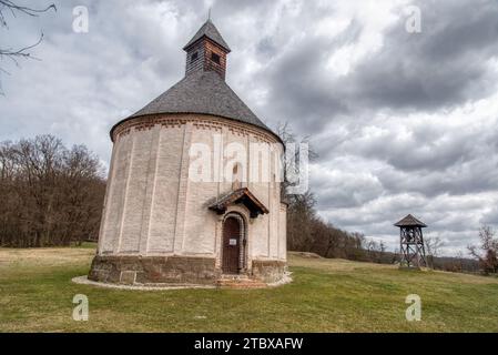 Saint Nicolas et Vierge Marie rotonde, Selo, la Slovénie. Plus ancienne rotonde en Slovénie - Construire au 13ème siècle. La construction de l'église, debout près de chemin de terre Banque D'Images