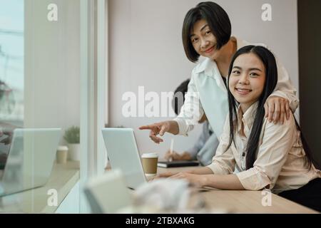 Image de femme d'affaires senior avec de jeunes collègues travaillant ensemble dans un bureau moderne. Banque D'Images