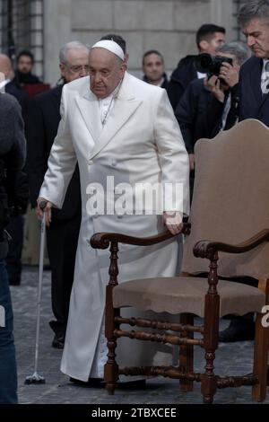 Rome, Italie, 8 décembre 2023. Le pape François rend hommage traditionnel à la statue de l’Immaculée conception sur les marches espagnoles à Rome. Crédit : Maria Grazia Picciarella/Alamy Live News Banque D'Images