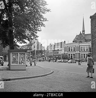 Une vue d'Utrecht, pays-Bas en 1955. Ceci a été pris à Janskerkhof regardant vers le sud de la place. L'église en arrière-plan est Sint Willibrordkerk. Utrecht est la quatrième plus grande ville des pays-Bas et la capitale et la ville la plus peuplée de la province d'Utrecht. L'ancien centre-ville d'Utrecht abrite de nombreux bâtiments datant du Moyen âge. Il est le centre religieux des pays-Bas depuis le 8e siècle. Cette image est tirée du vieux négatif noir et blanc amateur d’un visiteur – une photographie vintage des années 1950. Banque D'Images