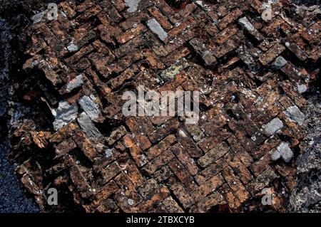 Brique à chevrons de la terrasse supérieure des ruines de la Grotte di Catullo, une villa romaine construite entre la fin du Ier siècle av. J.-C. et le IIe siècle après JC, à Sirmione, Lombardie, Italie. Les ruines se trouvent sur la pointe du promontoire de la péninsule de Sirmio, un promontoire à l'extrémité sud du lac de Garde. Banque D'Images