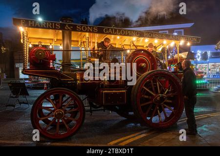 8 décembre 2023. Le Hungerford Victorian Extravaganza, un événement annuel de Noël, a eu lieu dans la ville de West Berkshire, en Angleterre, au Royaume-Uni. La soirée comprend un défilé, avec foire de rue de Noël, musique festive, nourriture et boissons et machines à vapeur. Banque D'Images