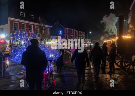 8 décembre 2023. Le Hungerford Victorian Extravaganza, un événement annuel de Noël, a eu lieu dans la ville de West Berkshire, en Angleterre, au Royaume-Uni. La soirée comprend un défilé, avec foire de rue de Noël, musique festive, nourriture et boissons et machines à vapeur. Banque D'Images