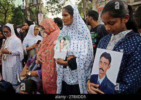 Dhaka, Wari, Bangladesh. 9 décembre 2023. Les participants au rassemblement organisé par Mayer Dak, une plate-forme pour les familles des victimes de disparitions forcées, se sont rassemblés devant le Club national de la presse le 09 décembre 2023, rassemblement de Mayer Dak marquant la Journée des droits de l'homme à Dhaka, au Bangladesh. (Image de crédit : © Habibur Rahman/ZUMA Press Wire) USAGE ÉDITORIAL SEULEMENT! Non destiné à UN USAGE commercial ! Crédit : ZUMA Press, Inc./Alamy Live News Banque D'Images