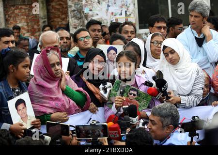 Dhaka, Wari, Bangladesh. 9 décembre 2023. Les participants au rassemblement organisé par Mayer Dak, une plate-forme pour les familles des victimes de disparitions forcées, se sont rassemblés devant le Club national de la presse le 09 décembre 2023, rassemblement de Mayer Dak marquant la Journée des droits de l'homme à Dhaka, au Bangladesh. (Image de crédit : © Habibur Rahman/ZUMA Press Wire) USAGE ÉDITORIAL SEULEMENT! Non destiné à UN USAGE commercial ! Crédit : ZUMA Press, Inc./Alamy Live News Banque D'Images