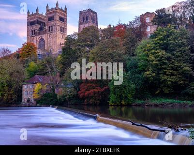 Vue classique de la cathédrale de Durham et du déversoir sur River Wear prise au plus fort de l'automne en utilisant une vitesse d'obturation lente Banque D'Images