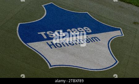 Sinsheim, Deutschland. 08 décembre 2023. Symbolbild, logo, Wappen TSG 1899 Hoffenheim, TSG 1899 Hoffenheim vs VfL Bochum, Fussball, Herren, 1. Bundesliga, 14. Spieltag, saison 23/24, GER, 08.12.2023, LES RÈGLEMENTS DFL/DFB INTERDISENT TOUTE UTILISATION DE PHOTOGRAPHIES COMME SÉQUENCES D'IMAGES ET/OU QUASI-VIDÉO, Foto : Eibner-Pressefoto/Wolfgang Frank crédit : dpa/Alamy Live News Banque D'Images