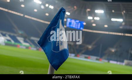 Sinsheim, Deutschland. 08 décembre 2023. Symbolbild, Eckfahne, logo, Wappen TSG 1899 Hoffenheim, TSG 1899 Hoffenheim vs. VfL Bochum, Fussball, Herren, 1. Bundesliga, 14. Spieltag, saison 23/24, GER, 08.12.2023, LES RÈGLEMENTS DFL/DFB INTERDISENT TOUTE UTILISATION DE PHOTOGRAPHIES COMME SÉQUENCES D'IMAGES ET/OU QUASI-VIDÉO, Foto : Eibner-Pressefoto/Wolfgang Frank crédit : dpa/Alamy Live News Banque D'Images