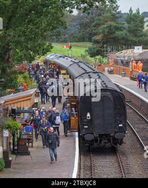 Passagers quittant un train à Arley, Severn Valley Railway pendant le gala diesel d'automne 2023 Banque D'Images