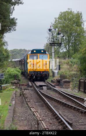 British Rail Blue a conservé la locomotive de classe 50 50035 Ark Royal en passant les signaux de palier à Hampton Loade, sur la Severn Valley Railway Banque D'Images
