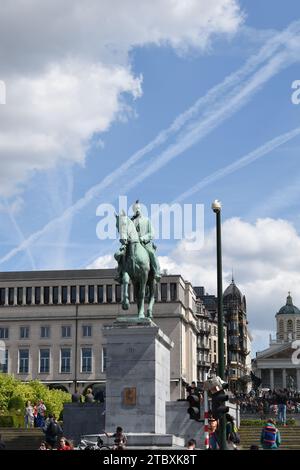 Majestueuse statue en cuivre du roi belge Albert Ier au Mont des Arts au centre de Bruxelles Banque D'Images