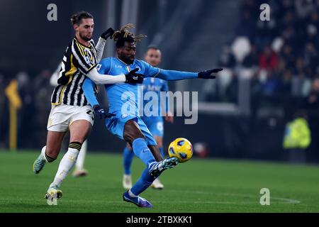 Torino, Italie. 08 décembre 2023. Adrien Rabiot de la Juventus FC (G) et Andre Zambo Anguissa de la SSC Napoli (R) se disputent le ballon lors du match de Serie A entre la Juventus FC et la SSC Napoli au stade Allianz le 8 décembre 2023 à Turin, Italie . Crédit : Marco Canoniero/Alamy Live News Banque D'Images