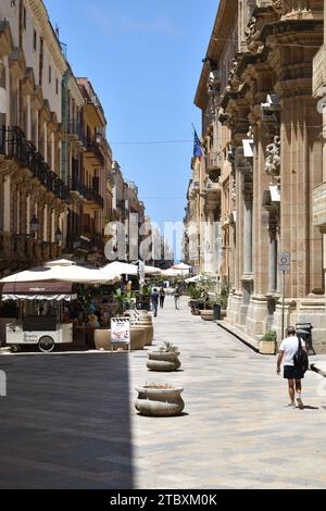 Restaurants et personnes marchant dans le Corso Vittorio Emanuele, la rue principale du vieux centre-ville de Trapani, en Sicile Banque D'Images