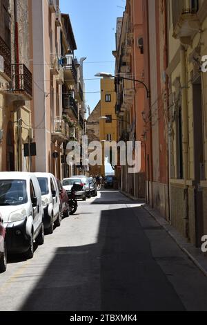 Vue sur la rue sicilienne emblématique de la via Generale Fardella Enrico dans le vieux centre-ville de Trapani, en Sicile Banque D'Images