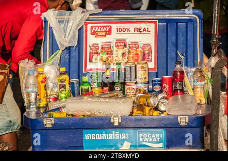 Bière glacée, jus, thé, boissons énergisantes et boissons gazeuses vendus sur le bord de la rivière pendant le Festival de l'eau cambodgien, Phnom Penh, Cambodge. © Kraig Lieb Banque D'Images