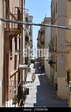 Vue sur la mer de l'autre côté du vieux centre-ville de Trapani, en regardant via Serisso Banque D'Images