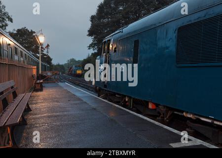 Bridgnorth, Severn Valley Railway classe 46 'Peak' locomotive diesel 182 en attente de départ avec la classe 17 D8568 sur la gauche Banque D'Images