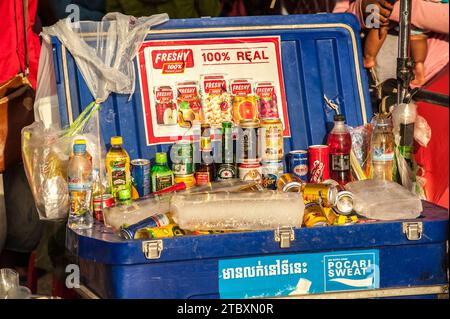 Bière glacée, jus, thé, boissons énergisantes et boissons gazeuses vendus sur le bord de la rivière pendant le Festival de l'eau cambodgien, Phnom Penh, Cambodge. © Kraig Lieb Banque D'Images