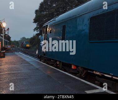 Bridgnorth, Severn Valley Railway classe 46 'Peak' locomotive diesel 182 en attente de départ avec la classe 17 D8568 sur la gauche Banque D'Images