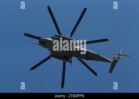 Le dessous d'un hélicoptère Sikorsky CH53E Super Stallion avec l'USMC Marine Heavy Helicopter Squadron 361 (HMH-361) connu sous le nom de Flying Tigers, Banque D'Images