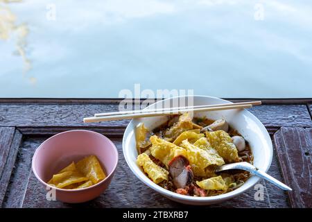 Nouilles à la boulette de porc Garnir de boulettes frites. Cuisine thaïlandaise à côté du front de mer Banque D'Images