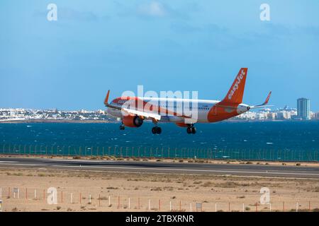 Aiplane easyjet sur la piste après l'atterrissage, roulage jusqu'au terminal de l'aéroport César Manrique-Lanzarote. 09 novembre 2023. Arrecife, Canary Isla Banque D'Images