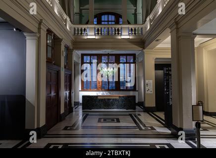 Londres, Royaume-Uni - Nov 27, 2023 - magnifique design d'architecture intérieure. La chambre est de ton sombre Vintage pour révéler la primauté de la structure centrale avec « Banque D'Images
