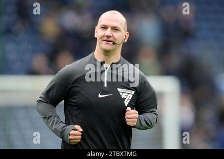 Blackburn, Royaume-Uni. 31 août 2023. L'arbitre Bobby Madley se réchauffe avant le Sky Bet Championship Match Blackburn Rovers vs Leeds United à Ewood Park, Blackburn, Royaume-Uni, le 9 décembre 2023 (photo Steve Flynn/News Images) à Blackburn, Royaume-Uni le 8/31/2023. (Photo Steve Flynn/News Images/Sipa USA) crédit : SIPA USA/Alamy Live News Banque D'Images