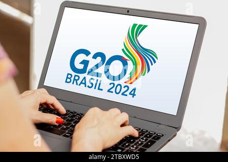 Brésil. 09 décembre 2023. Sur cette photo, le logo du G20 Brazil Summit 2024 est affiché sur l'écran d'un ordinateur portable. Crédit : SOPA Images Limited/Alamy Live News Banque D'Images