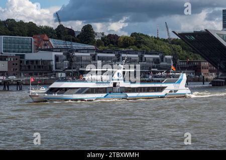 Le bateau de visite guidée MS Hanseatic sur l'Elbe vu du ferry HADAG 62 à Hambourg, Allemagne. Banque D'Images