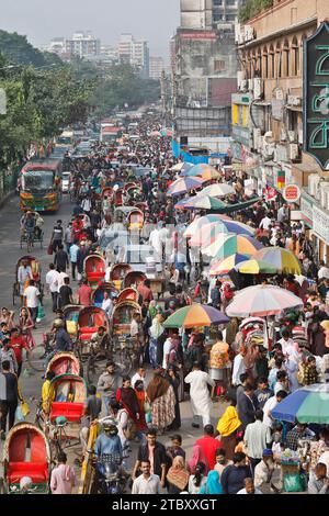 Dhaka, Bangladesh - 09 décembre 2023 : embouteillage sur la route Mirpur de Dhaka. Les embouteillages sont un jour douloureux pour les habitants de Banglade Banque D'Images