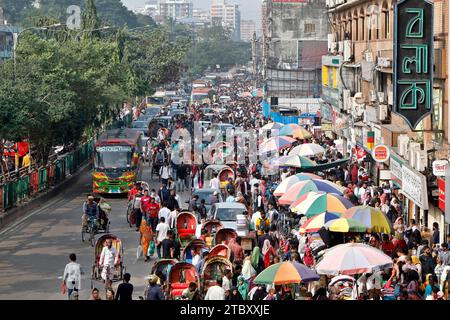 Dhaka, Bangladesh - 09 décembre 2023 : embouteillage sur la route Mirpur de Dhaka. Les embouteillages sont un jour douloureux pour les habitants de Banglade Banque D'Images