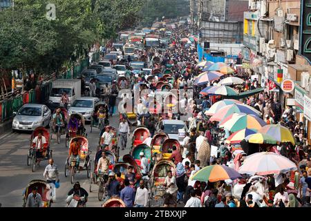 Dhaka, Bangladesh - 09 décembre 2023 : embouteillage sur la route Mirpur de Dhaka. Les embouteillages sont un jour douloureux pour les habitants de Banglade Banque D'Images