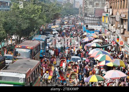 Dhaka, Bangladesh - 09 décembre 2023 : embouteillage sur la route Mirpur de Dhaka. Les embouteillages sont un jour douloureux pour les habitants de Banglade Banque D'Images