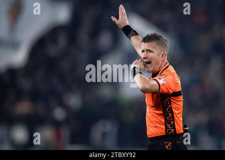 Turin, Italie. 8 décembre 2023. L'arbitre Daniele Orsato fait des gestes lors du match de football Serie A entre la Juventus FC et la SSC Napoli. Crédit : Nicolò Campo/Alamy Live News Banque D'Images