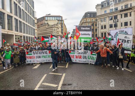 Londres Royaume-Uni. 09 DÉCEMBRE 2023. Les manifestants pro-Palestine se rassemblent à Bank Junction avant le début de la Marche nationale. Crédit Milo Chandler/Alamy Live News Banque D'Images