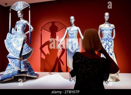 Auckland, Nouvelle-Zélande. 8 décembre 2023. Une personne regarde les créations du couturier chinois Guo Pei à Auckland, Nouvelle-Zélande, le 8 décembre 2023. L'exposition « Fashion, Art, Fantasy » de samedi présentera plus de 60 vêtements saisissants de la carrière de Guo Pei, longue de deux décennies, invitant les Néo-Zélandais à s'immerger dans la grandeur de sa couture artistique. POUR ALLER AVEC 'Feature : l'exposition d'art couture du designer chinois Guo Pei enchante Auckland' crédit : Guo Lei/Xinhua/Alamy Live News Banque D'Images