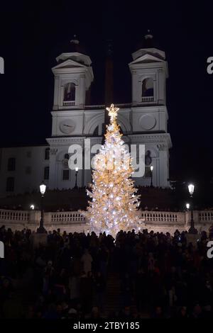 Rome, Italie. 08 décembre 2023. Dior illumine la place d’Espagne à Rome pour Noël. Un grand arbre de plus de 15 mètres de haut, orné du ruban « Christian Dior autour du monde » et recouvert de plus de sept cents papillons dorés - qui ont prêté leur présence magique au défilé Dior Cruise 2024 - est orné de flacons lumineux des parfums les plus irrésistibles de la Maison, comme Miss Dior et l'Or de J'adore, le dernier bijou olfactif réinventé par Francis Kurkdjian, Directeur de Dior Fragrance Creation. Crédit : dpa Picture alliance/Alamy Live News Banque D'Images