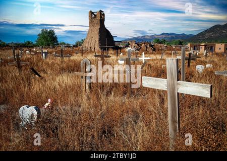 Des croix d'un cimetière s'étendent sur un champ surmontant les restes d'une ancienne église à Taos Pueblo, Nouveau-Mexique. Banque D'Images