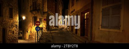 Les rues de Saint-Antoine l'Abbaye, France, la nuit Banque D'Images