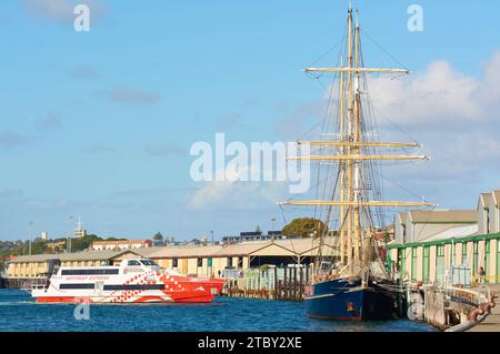 Le Rottnest Express Ferry arrive à quai derrière le voilier d'entraînement Leeuwin II à Fremantle Harbour, Perth, Australie occidentale. Banque D'Images